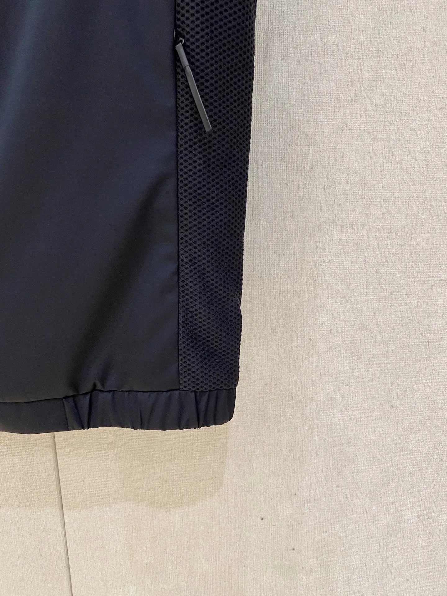 Armani Breathable ： ， ， 、Breathable ， ； Breathable ， ， ； ， ， 。 ： ， ， ； Logo， ， ； ， ， ； ， ， ， ； ， ， 。 ： ， ， T 、Polo、 ； ， ， 、 、 ； ， ， 、 、 。 ： 、 、 ， ， 。 ：Navy Blue 、Black Sizes：M-4XL
